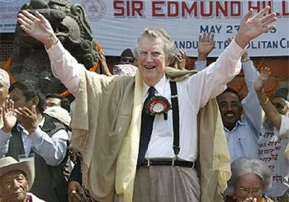 El primer hombre en coronar el <i>techo del mundo</i>, durante el colorista homenaje que le ha rendido la ciudad nepalí de Katmandú.