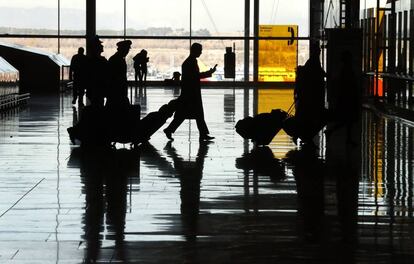 Viajeros con maletas en el aeropuerto de Madrid-Barajas