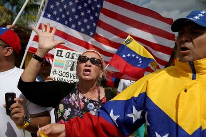 Venezuelanos que aguardavam a chegada de Obama a Miami mostram seu apoio aos manifestantes 