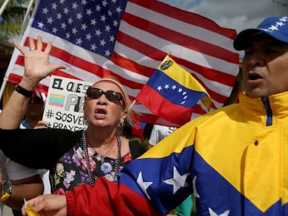 Venezuelanos que aguardavam a chegada de Obama a Miami mostram seu apoio aos manifestantes 