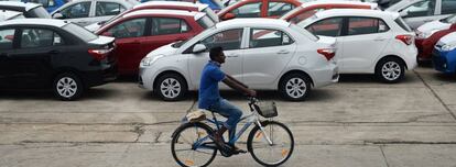 Coches a la espera de ser embarcados en el puerto de Madrás (India).