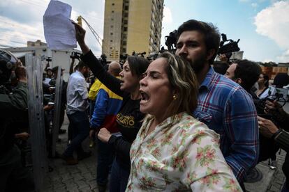 La portavoz de la oposición venezolana, Amelia Belisario, grita al personal de la Guardia Nacional durante la manifestación ante el Tribunal Supremo en Caracas el 30 de marzo de 2017.