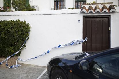 Vivienda precintada en Fuengirola tras la muerte de una mujer.