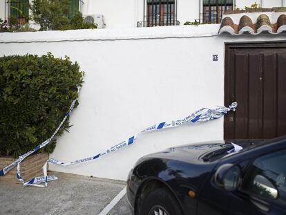 Vivienda precintada en Fuengirola tras la muerte de una mujer.