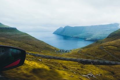 Vista de la isla de Streymoy, en las islas Feroe, desde la ventanilla de un vehculo.