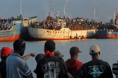 Cientos y cientos de haitianos se hacinaron en los barcos atracados en el puerto en busca de cobijo.