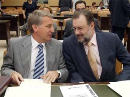 Los socialistas Juan Luis Rascón y Álvaro Cuesta, durante la comisión parlamentaria.