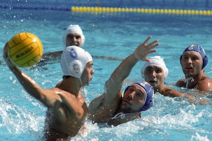 Una acción del partido de la final de waterpolo entre las selecciones de Italia y España.