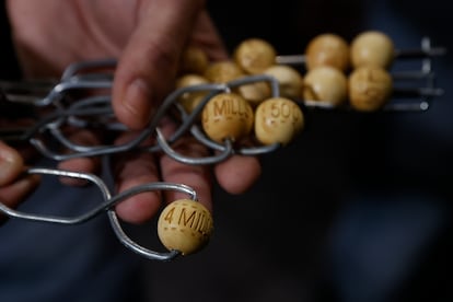 Llegada de los bombos del Sorteo de Navidad al Teatro Real.