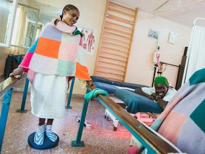 Varias pacientes durante una sesión de fisioterapia en el Hospital Hamlin para Fístulas de Addis Abeba, en Etiopía.