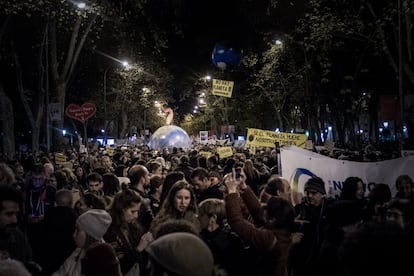 La gran Marcha por el Clima recorrió como un río el Paseo del Prado hasta llegar a la zona de Nuevos Ministerios, en la capital de España, donde al final de la tarde se celebró un gran concierto y se leyó un manifiesto. La delegación de Gobierno calculó que participaron unos 15.000 manifestantes mientras que la organización cifró la asistencia en medio millón. Madrid, 6 de diciembre de 2019.