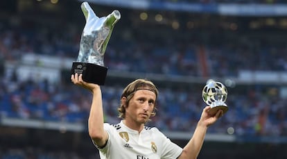 Modric, en el Bernabéu con los trofeos que le otorgó la UEFA.