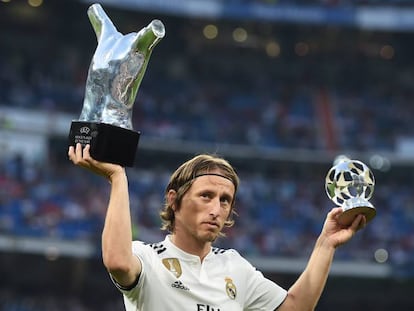 Modric, en el Bernabéu con los trofeos que le otorgó la UEFA.