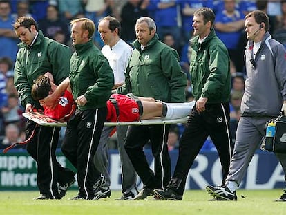 Xabi Alonso, en camilla por una lesión