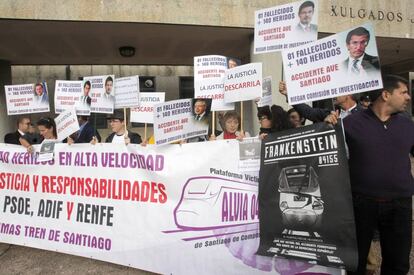 Concentraci&oacute;n de protesta de las v&iacute;ctimas del Alvia en 2015.