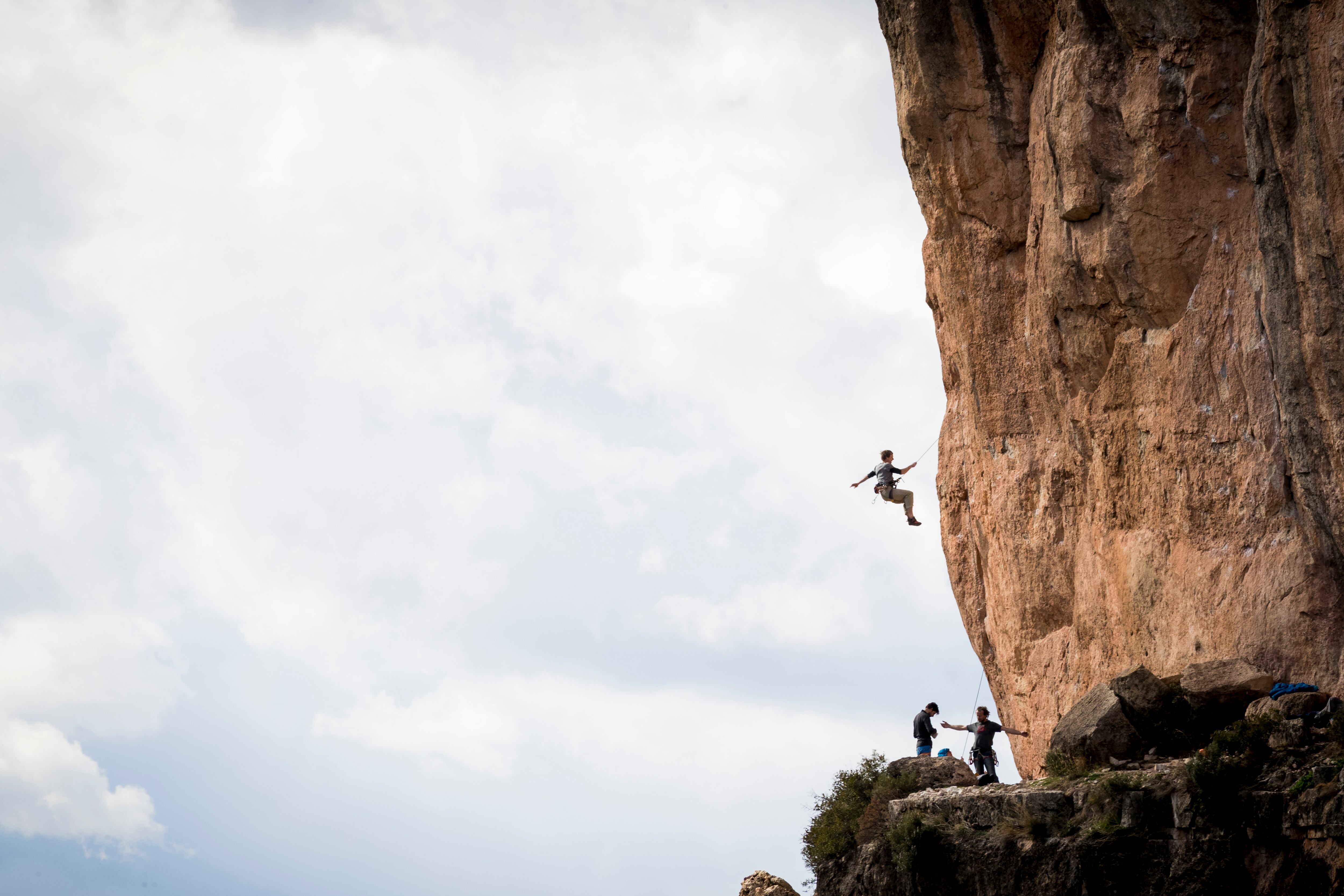 Unos deportistas escalan las rocas que rodean el pueblo de Siurana, en Tarragona (Cataluña), considerada como una de las mecas de la escalada.