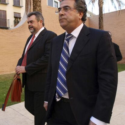 Enrique Ortiz, a su llegada, ayer, a los juzgados de Orihuela.