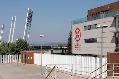 Vista de la fachada exterior de la Federación Española de Fútbol (RFEF) en la Ciudad del Fútbol de Las Rozas este lunes.