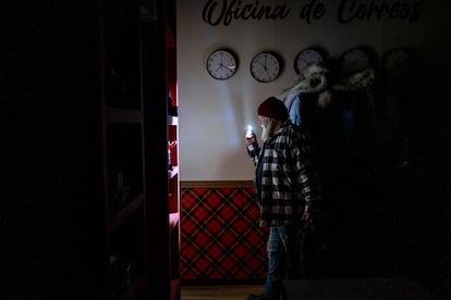 David, entrando en la Casa de la Navidad de Torrejón, donde trabja como Papá Noel.