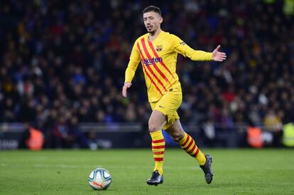 El defensa francés del Barcelona Clement Lenglet dirige el juego de su equipo en un momento del partido.