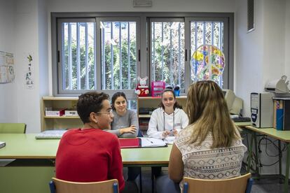 Laura y su amiga Gema, ambas mediadoras, resolviendo un conflicto entre dos niños. Él solía quitarle cosas del estuche a ella y una vez le rompió una goma. El problema se resolvió de la manera más sencilla: con unas disculpas del niño.