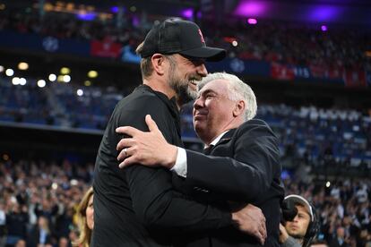 El entrenador del Real Madrid, Carlo Ancelotti (derecha) y el entrenador del Liverpool, Jurgen Klopp, se abrazan antes del inicio de la final.