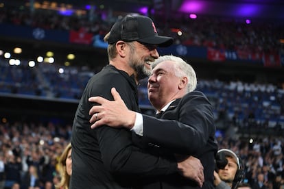 El entrenador del Real Madrid, Carlo Ancelotti (derecha) y el entrenador del Liverpool, Jurgen Klopp, se abrazan antes del inicio de la final.