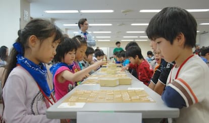 Dos ni&ntilde;os juegan en un torneo de shogi.