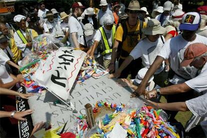 Familiares de las víctimas del 11-S se unieron el jueves 4 de agosto a un grupo de sacerdotes cristianos y budistas que participaban en una marcha por la paz de Nagasaki a Hiroshima.