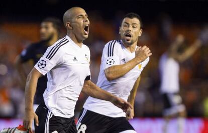 Feghouli celebra el tercer gol con Javi Fuego.