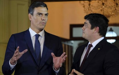 Pedro Sánchez conversant aquest divendres amb el president de Costa Rica, Carlos Alvarado.