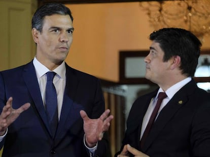 Pedro Sánchez conversant aquest divendres amb el president de Costa Rica, Carlos Alvarado.