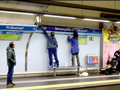 Varios activistas cambian el nombre de la estación de Tribunal, en una imagen de las redes sociales de Redretro.