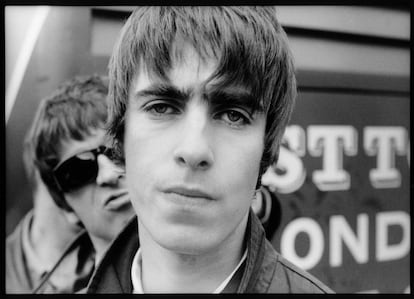 Liam Gallagher con su hermano Noel Gallagher detrás de él en Ámsterdam en 1994.