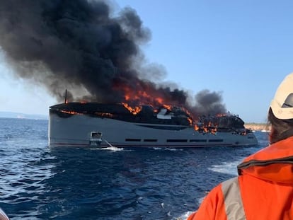 El yate de lujo Aria SF durante el incendio que ha destrozado la embarcación en Formentera (Islas Baleares) este jueves.