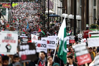 Miles de personas participan en una marcha por Palestina para pedir el fin inmediato de los bombardeos israelíes sobre la franja de Gaza, este sábado en Londres (Reino Unido). 