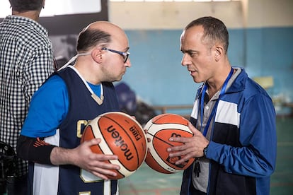 Campeones – El primer entrenamiento

 

El inesperado y mayúsculo éxito del cine español en este curso está repleto de momentos que tocan el corazón del espectador. Un hecho demostrado por el efecto del boca a boca que consiguió llevar a las salas hasta tres millones de personas. La presentación del entrenador de baloncesto al que da vida Javier Gutiérrez con su nuevo equipo consigue marcar el tono del resto del metraje –tierno pero no sentimental–, y exhibe las virtudes del humor característico de su autor, Javier Fesser. Además, uno de los mejores gags de la secuencia está basado en una conversación real. La escena completa, aquí.