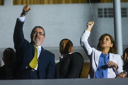 El presidente electo de Guatemala, Bernardo Arévalo, con su vicepresidenta Karin Herrera, en Ciudad de Guatemala tras su victoria en los comicios.