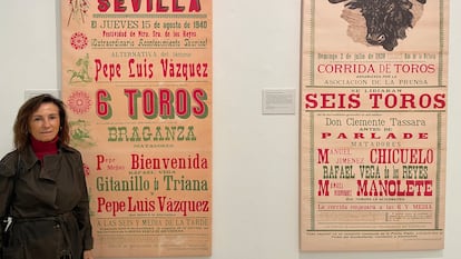 Fátima Halcón, presidenta de la Fundación de Estudios Taurinos, junto a los carteles de las alternativas de Pepe Luis Vázquez y Manolete.