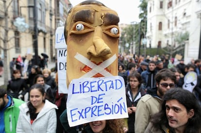 Manifestación en apoyo a los titiriteros en Granada el 13 de febrero.