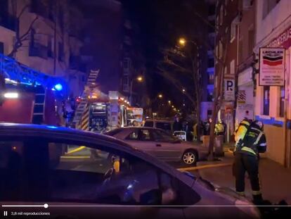 Los bomberos, en el incendio del aparcamiento de la calle de Juan de Urbieta de Madrid.