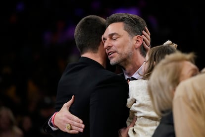 Marc Gasol (a la izquierda) abraza a su hermano durante el acto de homenaje del martes. 