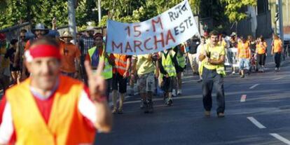 Los indignados de la ruta Este marchan ayer hacia Vallecas.