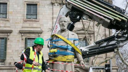 Retirada del monument a Antonio López. 