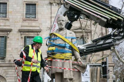 Retirada del monument a Antonio López. 