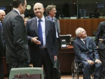 El ministro franc&eacute;s de Finanzas, Pierre Moscovici, y su hom&oacute;logo alem&aacute;n, Wolfgang Sch&auml;uble, en la reuni&oacute;n del Ecofin.