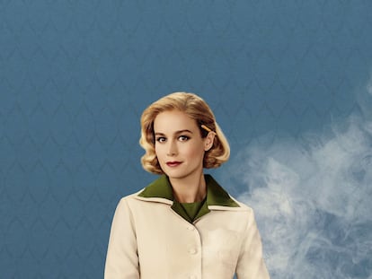 Brie Larson interpreta a Elizabeth Zott, la protagonista de 'Lecciones de química', de Bonnie Garmus, en la miniserie de Apple TV+ que adapta la novela bajo el título 'Cocina con química'.