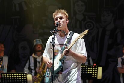 Sam Fender durante el concierto.