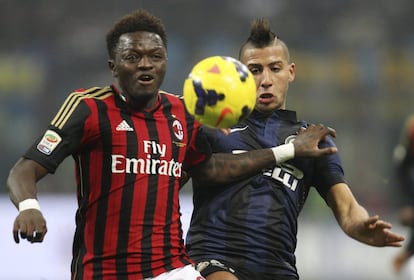 Muntari pelea el balón con el jugador del Inter Taider