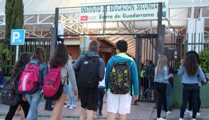 Entrada de alumnos al instituto Guadarrama, en esa localidad, este mayo.